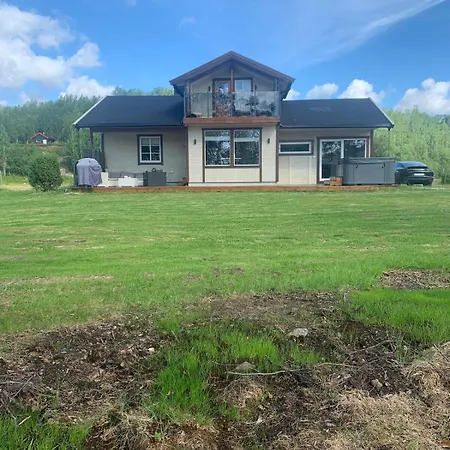 With Good Standard Next To River Feriehus