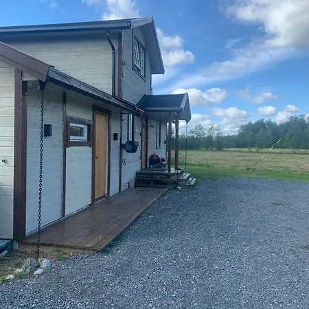 With Good Standard Next To River Feriehus