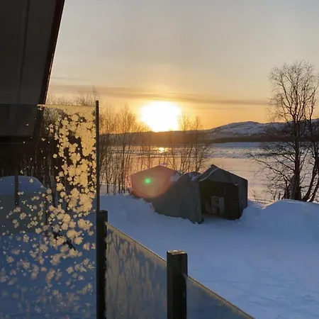 With Good Standard Next To River Feriehus