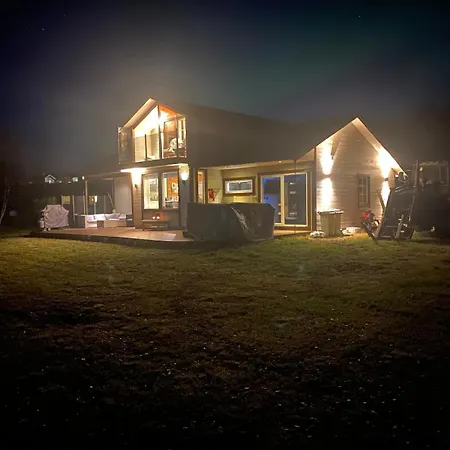 With Good Standard Next To River Feriehus