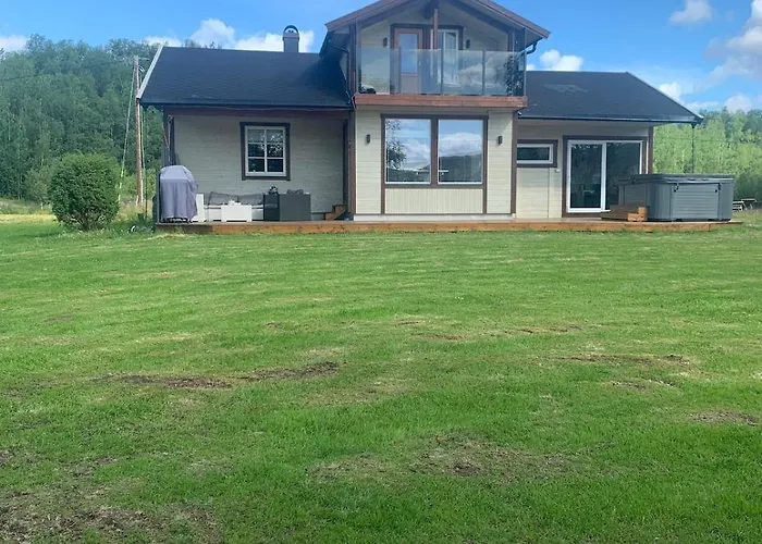 With Good Standard Next To River Tatil Evi Neiden